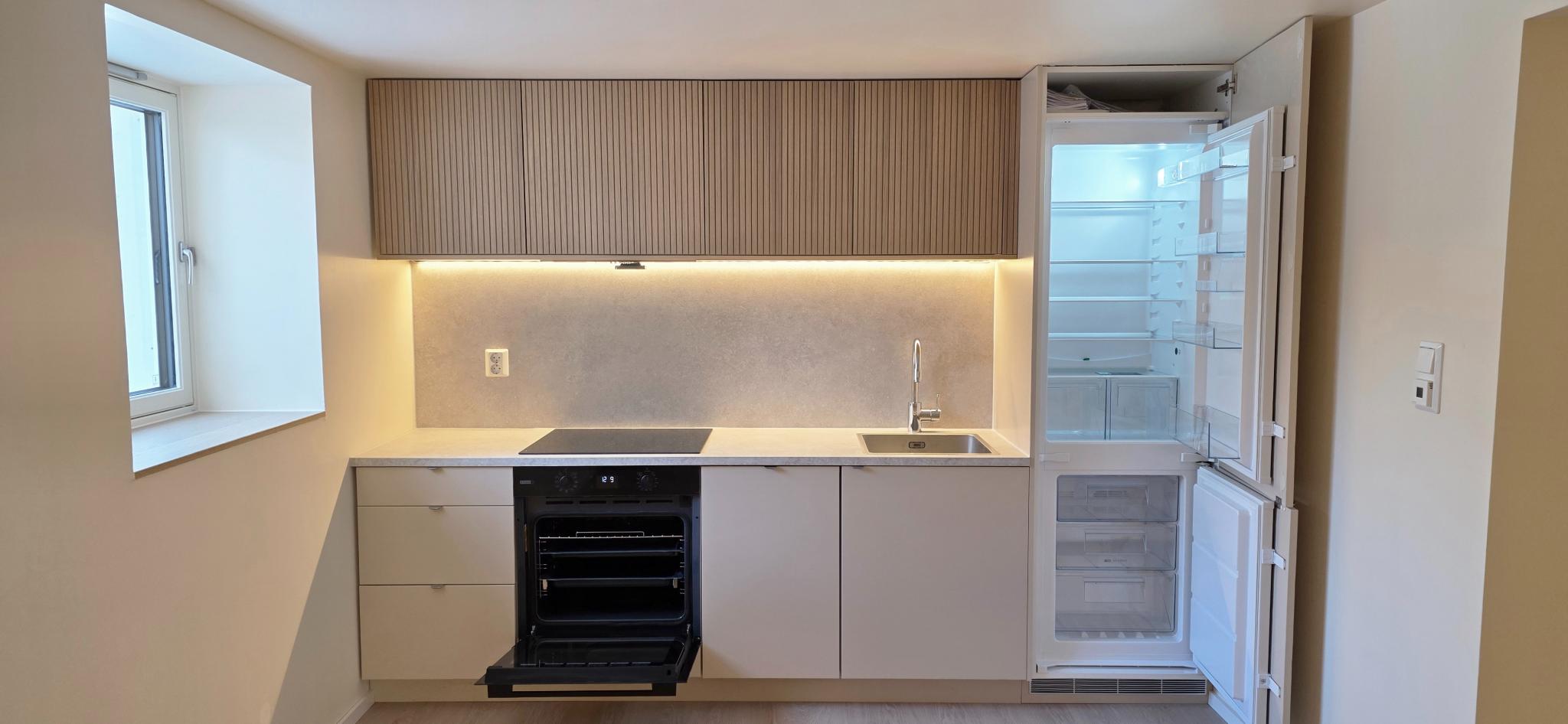 Komfyr, kjøleskap og frys er helt ubrukt.